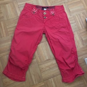 Guess stretch red capris!